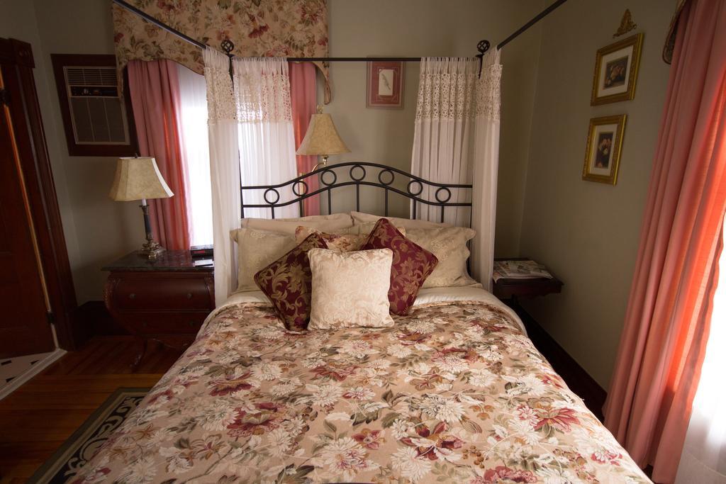 Victoria'S Historic Inn Вулфвилл Экстерьер фото