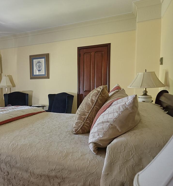 Victoria'S Historic Inn Вулфвилл Экстерьер фото