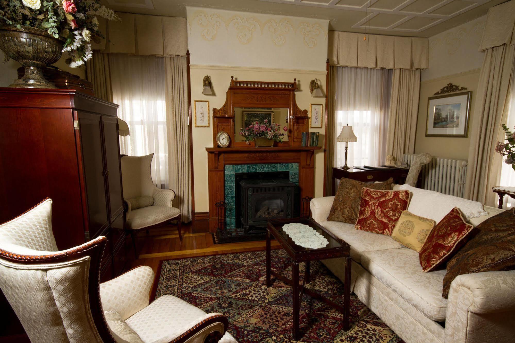 Victoria'S Historic Inn Вулфвилл Экстерьер фото