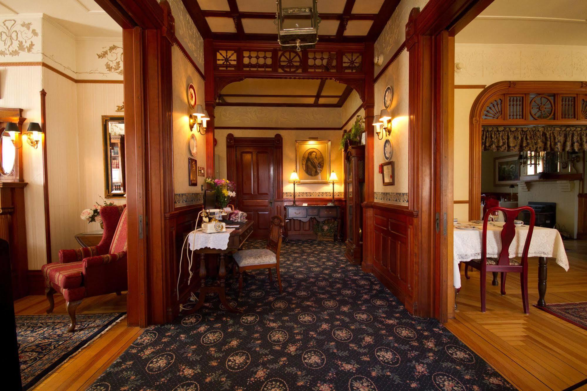 Victoria'S Historic Inn Вулфвилл Экстерьер фото