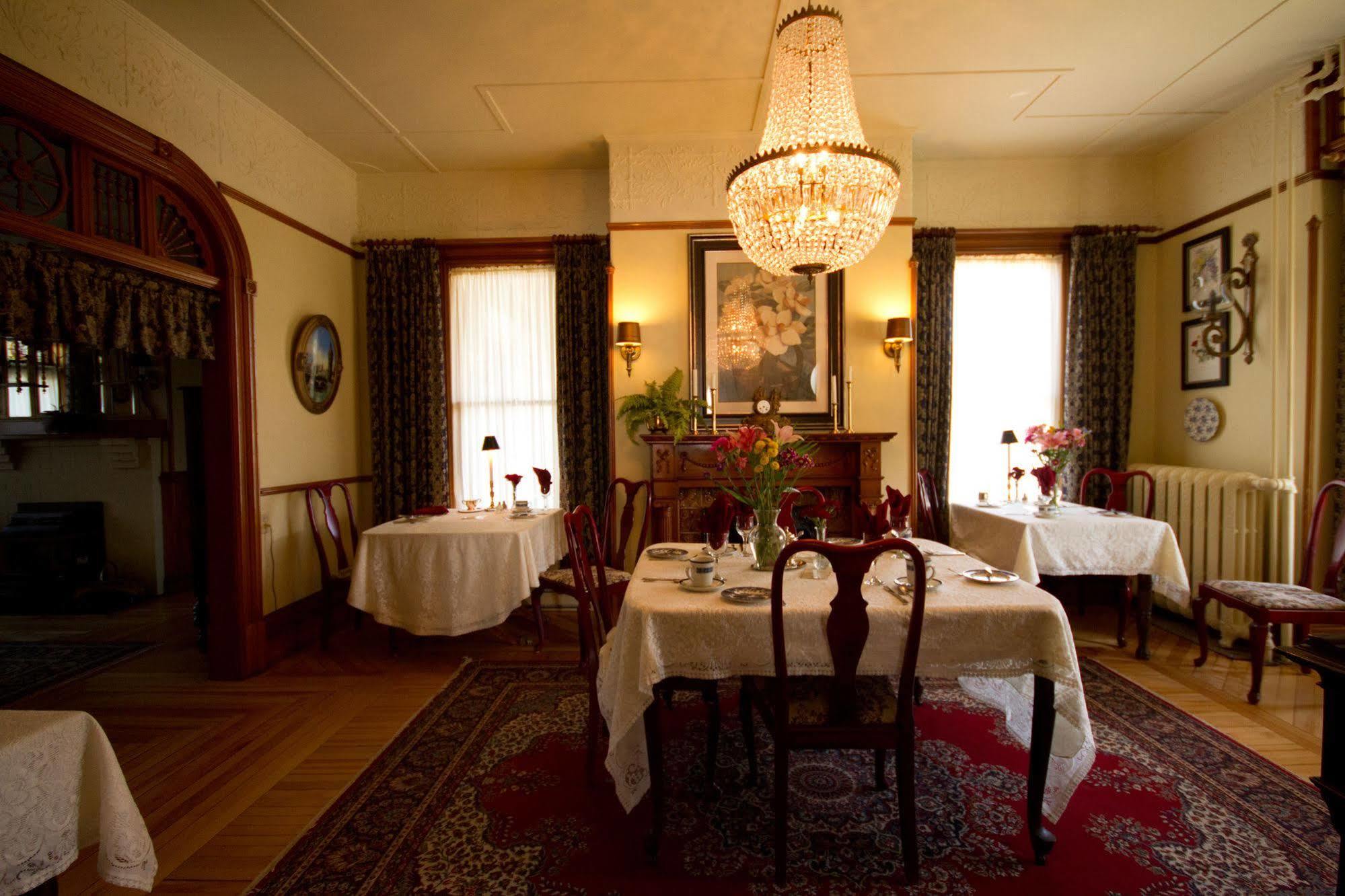 Victoria'S Historic Inn Вулфвилл Экстерьер фото